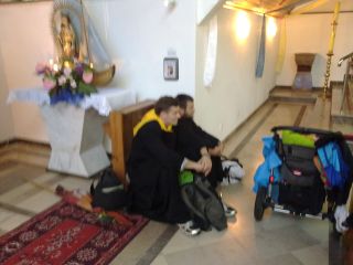 Każde miejsce nadaje się do siedzenia… (na klęczniku siedzą ks. Łukasz i ks. Radek)